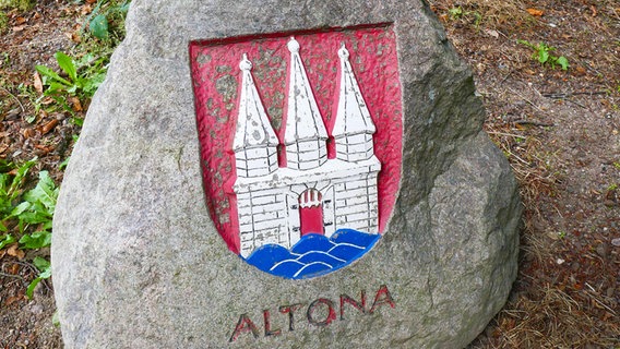 Das Stadtwappen von Altona von 1664 auf einem Findling. © picture alliance / Zoonar Foto: Markus Hötzel