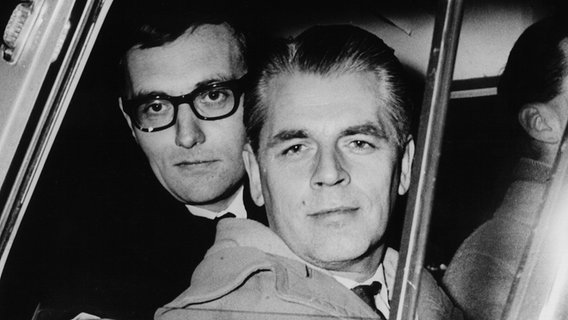 "Spiegel"-Herausgeber Rudolf Augstein (li.) und der stellvertretende Chefredakteur Conrad Ahlers verlassen am 7. Februar 1962 nach Aufhebung des Haftbefehls in einem Auto Karlsruhe. © picture-alliance/ dpa 