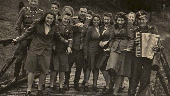 SS-Offiziere und Helferinnen posieren bei einem Ausflug in der Nähe des Konzentrationslagers Auschwitz für ein Erinnerungsfoto - Aufnahme vermutlich von 1944. © picture-alliance/ dpa 