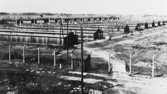 Blick auf Baracken und Zäune des Konzentrationslagers Auschwitz. © picture alliance / Mary Evans Picture Library 