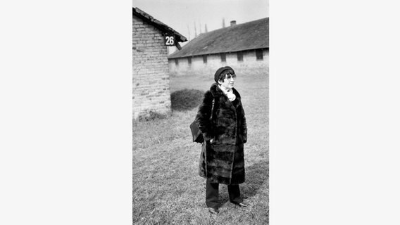Esther Bejarano 1984 bei einem Besuch in der KZ Gedenkstätte Auschwitz-Birkenau © "Esther Bejarano: Erinnerungen", Laika Verlag, Hamburg 
