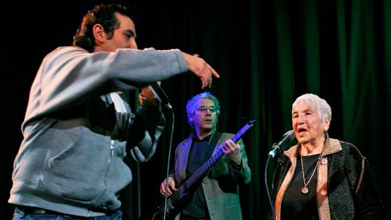 Esther Bejarano singt bei einem Auftritt der Gruppe Microphone Mafia ©  picture alliance/AP Images Foto: Heribert Proepper