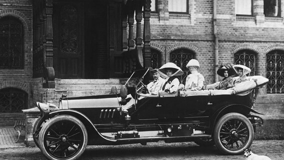 Kronprinzessin Cecilie zu Mecklenburg am Steuer, im Auto ihre Geschwister Großherzog Friedrich Franz IV. von Mecklenburg-Schwerin, dessen Gemahlin Alexandra und Kronprinzessin Alexandrine von Dänemark. Foto um 1909 (Ferdinand Esch, Ludwigslust). © picture-alliance / akg-images | akg-images 