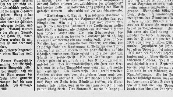 Zeitungsausschnitt aus dem Jeverschen Wochenblatt vom 10. August 1909: Ein tödlicher Automobil-unfall ereignete sich auf der Bassumer Chaussee kurz vorBinghausen. Ein mit fünf zum Teil noch schulpflichti-gen Knaben besetztes Fuhrwerk aus Twistringen wolltenach Bassum fahren, als plötzlich ein Automobil hinterdem Wagen auftauchte. Um ein Scheuwerden desPferdes zu verhüten, sprang der Kutscher schnell ab, bogin einen Sommerweg ein und machte Halt. Zwei andereInsassen sprangen ebenfalls vom Wagen; der eine, der11jährige Sohn des Kaufmanns H. Bellersen aus Twist-ringen, lies unglücklicherweise ein paar Schritte auf dieChaussee, wurde vom Auto erfaßt und etwa zwanzigSchritt mit fortgeschleift. Als der Kraftwagen zumStehen gebracht war, fand man den Knaben zermalmtund tot vor. Der Automobilbesitzer, ein Herr aus Kre-feld, war im ersten Augenblick ganz außer sich und wolltesich erschießen. Die Körperreste des verstümmeltenKnaben wurden von dem Autofahrer dann nach demKrankenhause überführt. Den Kraftwagenführer scheintnach Lage der Sache keine Schuld zu treffen; die Auto-insassen taten alles, was in diesem traurigen Falle nochzu tun übrig blieb. Zeitungsausschnitt aus dem Jeverschen Wochenblatt vom 10. August 1909: Ein tödlicher Automobil-unfall ereignete sich auf der Bassumer Chaussee kurz vorBinghausen. Ein mit fünf zum Teil noch schulpflichti-gen Knaben besetztes Fuhrwerk aus Twistringen wolltenach Bassum fahren, als plötzlich ein Automobil hinterdem Wagen auftauchte. Um ein Scheuwerden desPferdes zu verhüten, sprang der Kutscher schnell ab, bogin einen Sommerweg ein und machte Halt. Zwei andereInsassen sprangen ebenfalls vom Wagen; der eine, der11jährige Sohn des Kaufmanns H. Bellersen aus Twist-ringen, lies unglücklicherweise ein paar Schritte auf dieChaussee, wurde vom Auto erfaßt und etwa zwanzigSchritt mit fortgeschleift. Als der Kraftwagen zumStehen gebracht war, fand man den Knaben zermalmtund tot vor. Der Automobilbesitzer, ein Herr aus Kre-feld, war im ersten Augenblick ganz außer sich und wolltesich erschießen. Die Körperreste des verstümmeltenKnaben wurden von dem Autofahrer dann nach demKrankenhause überführt. Den Kraftwagenführer scheintnach Lage der Sache keine Schuld zu treffen; die Auto-insassen taten alles, was in diesem traurigen Falle nochzu tun übrig blieb. © CC BY-SA 4.0