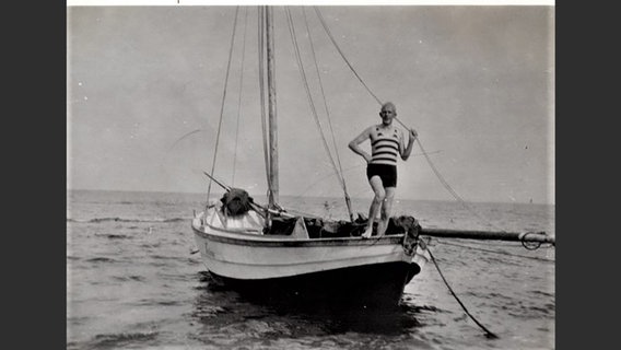 Ein Mann steht im gestreiften Badeanzug auf einem Segelboot, vermutlich 1930er Jahre © Jürgen Kraft 