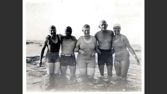 Fünf Menschen stehen knietief in der Ostsee, 1930er-Jahre © Jürgen Kraft 