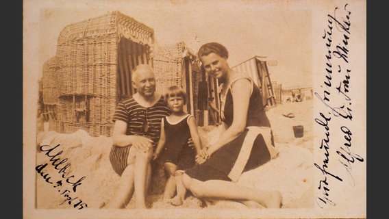 Eine Familie am Strand von Ahlbeck 1915 © Jürgen Kraft 