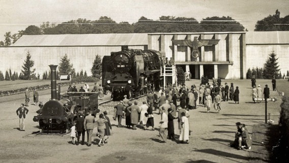 Braunschweig in Niedersachsen, 100 Jahre Staatsbahn Ausstellung 1938 mit Dampflokomotiven Braunschweig in Niedersachsen, 100 Jahre Staatsbahn Ausstellung 1938 mit Dampflokomotiven © picture alliance / arkivi