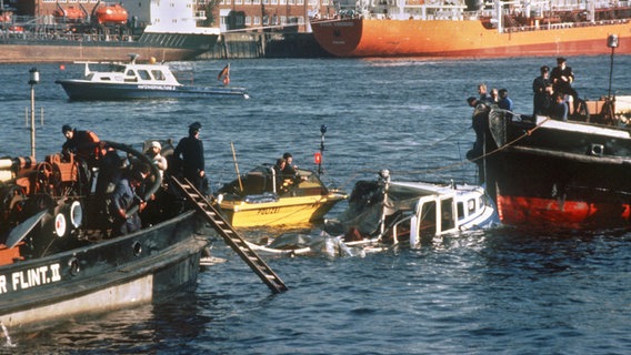 Bergungschiffe heben am 3. Oktober 1984 die gesunkene Barkasse "Martina" im Hamburger Hafen. © picture-alliance / dpa Foto: Werner Baum