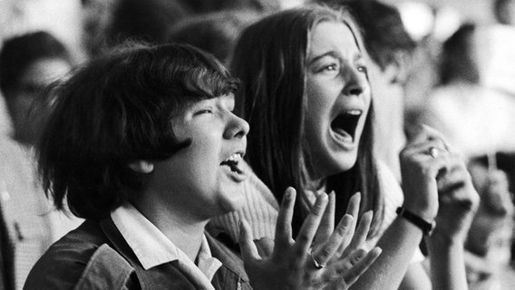 Kreischende Beatles-Fans beim Konzert in Hamburg im Jahr 1966. © picture alliance / AP Images Foto: Heinz Ducklau
