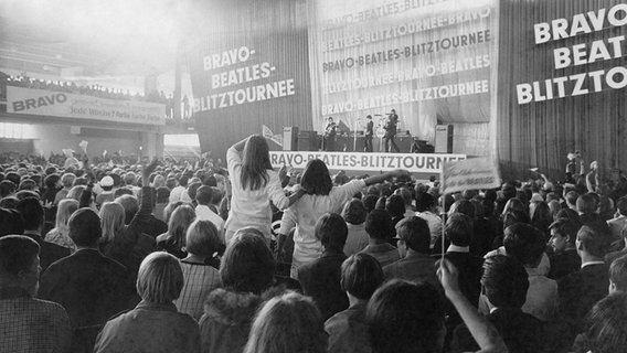 Auftritt der englischen Musikgruppe "The Beatles" in der Ernst-Merck-Halle in Hamburg. © ullstein bild Foto: Rudolf Alert