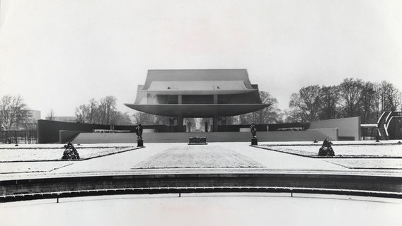 Eine Bildmontage aus dem Jahr 1964 zeigt die vom Architekten Arne Jacobsen entworfene Aussichtsplattform Bella Vista im Großen Garten in Hannover. © Historisches Museum Hannover 