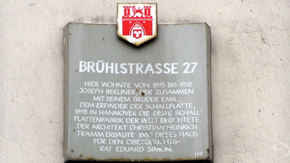 Wohnhaus von Joseph Berliner in der Brühlstraße 27 in Hannover, Hinweistafel auf Geschichte des Gebäudes Wohnhaus von Joseph Berliner in der Brühlstraße 27 in Hannover, Hinweistafel auf Geschichte des Gebäudes © NDR Online Foto: Wolf-Rüdiger Leister