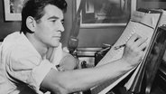 Komponist Leonard Bernstein (1918-1990) schreibt am Flügel Noten auf, undatierte Aufnahme. © picture alliance / Everett Collection | Courtesy Everett Collection 