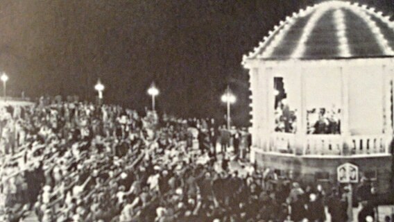 Menschen bei einem Konzert vor dem Strandpavillon auf Borkum in den 1920er-Jahren. © H. Bitter 