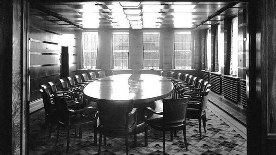 Historisches Sitzungszimmer im Hochhaus am Holstenwall, 1931. © Brahms Kontor 