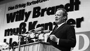 Willy Brandt am Rednerpult beim SPD-Parteitag am 13. Oktober 1972 © picture alliance / Klaus Rose 