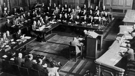 Die konstituierende Sitzung der ersten frei gewählten Bürgerschaft in Hamburg nach dem Zweiten Weltkrieg. © picture alliance / dpa 