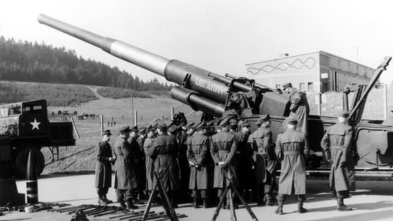 Bundeswehrsoldaten in Baumholder (Rheinland-Pflalz) inspizieren am 13. März 1957 eine US-amerikanische Waffe, die in der Lage ist, Atomgranaten abzufeuern. © picture alliance / AP Foto: Horst Faas