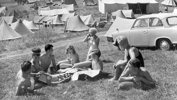 Urlauber auf dem Campingplatz in Feldberg im Kreis Neustrelitz (DDR) an der Mecklenburger Seenplatte. (Aufnahme aus dem Jahr 1963) © picture alliance/dpa-Zentralbild Foto: dpa-Zentralbild