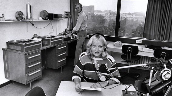 Zwei Rundfunkredakteure bei der Arbeit im CCH © Hamburg Messe und Congress-Archiv 