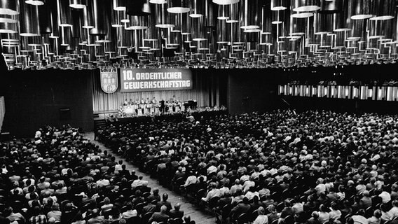 Ein Schwarz-Weiß-Foto des 10. Ordentlichen Gewerkschaftstags im CCH © Hamburg Messe und Congress-Archiv 
