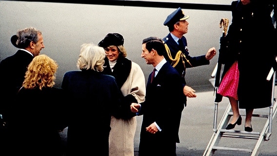 Ankunft von Prinz Charles und Prinzessin Diana auf dem Flughafen in Hamburg im November 1987. © picture alliance/United Archives Foto: Valdmanis