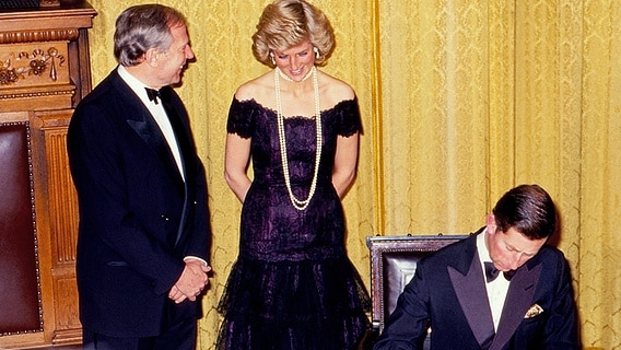 Prinz Charles und Prinzessin Diana werden im November 1987 durch Hamburgs Ersten Bürgermeister Klaus von Dohnanyi im Rathaus begrüßt. Prinz Charles trägt sich ins Goldene Buch der Stadt ein. Prinz Charles und Prinzessin Diana werden im November 1987 durch Hamburgs Ersten Bürgermeister Klaus von Dohnanyi im Rathaus begrüßt. Prinz Charles trägt sich ins Goldene Buch der Stadt ein. © picture alliance/United Archives