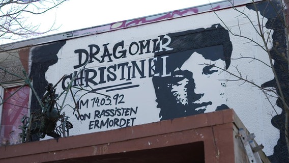 Ein Graffiti zum Gedenken an den ermordeten rumänischen Flüchtling Dragomir Christinel Ein Graffiti zum Gedenken an den ermordeten rumänischen Flüchtling Dragomir Christinel © NDR