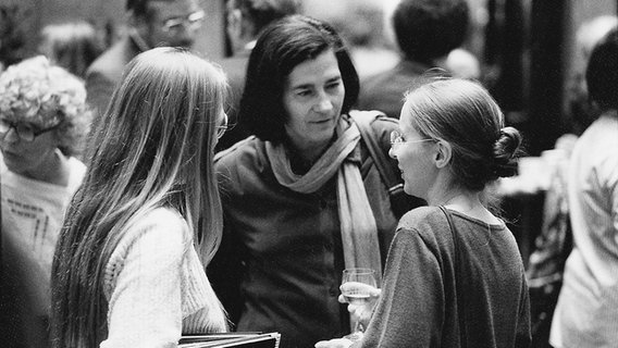 Christa Wolf mit ihrer Lektorin Angela Drescher auf dem Fest zum Jubiläum des Aufbau Verlags am 25. September 1985. © Aufbau Verlag 