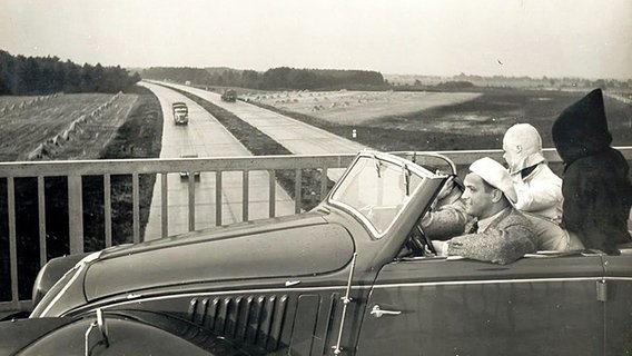Ein Auto fährt 1938 auf einer Brücke über die Autobahn A 1. © Peter Böhm 