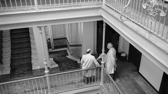 Polizeibeamte stehen im Oktober 1987 im Flur des Hotels "Beau Rivage" in Genf. Polizeibeamte stehen im Oktober 1987 im Flur des Hotels "Beau Rivage" in Genf. © Picture-Alliance/KEYSTONE