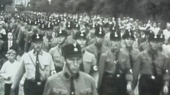 Anhänger der Nationalsozialisten marschieren am 17. Juli 1932 in Altona. Anhänger der Nationalsozialisten marschieren am 17. Juli 1932 in Altona.