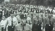 Anhänger der Nationalsozialisten marschieren am 17. Juli 1932 in Altona.  