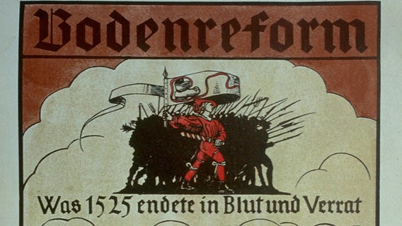 Ein Plakat von 1945 mit der Aufschrift "Bodenreform - Was 1523 endete in Blut und Verrat ward 1945 vollendete Tat". Druck: Willy Schütze, Potsdam. © picture alliance / akg-images Foto: akg-images