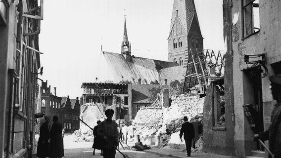 Blick aus der Schumacherstraße auf die zerstörte Kirche St. Aegidien in Lübeck 1942 Blick aus der Schumacherstraße auf die zerstörte Kirche St. Aegidien in Lübeck 1942 © picture-alliance / akg-images