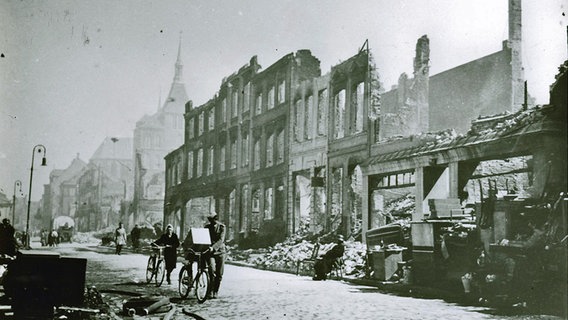 Trümmer und ausgebrannte Häuser in Rostock, Lange Straße, 1942 © Kulturhistorisches Museum Rostock 