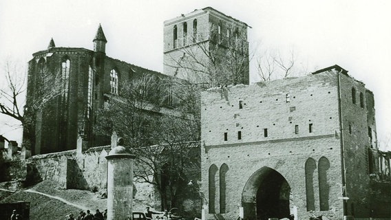 Rostock 1942: die bei Bombenangriffen schwer beschädigte Petrikirche und das Petritor © Kulturhistorisches Museum Rostock 