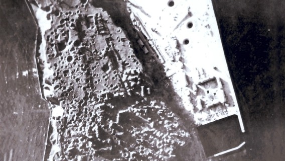 Luftaufnahme Helgolands vom 23. April 1945, nach den beiden großen Angriffen vom 18. und 19. April 1945. © Museum Helgoland 