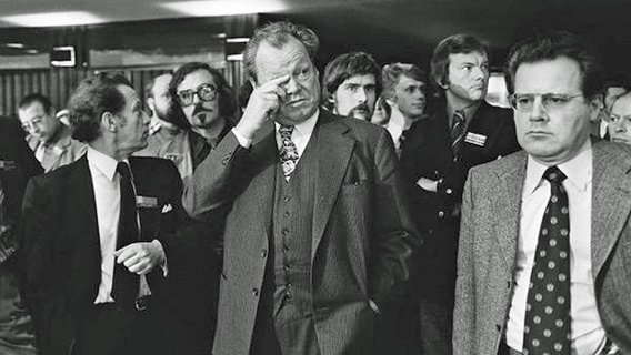 Bundeskanzler Willy Brandt (l.) und sein Referent Günter Guillaume 1973 beim SPD-Bundesparteitag in Hannover. © picture-alliance Foto: Sven Simon