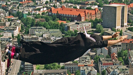 Eine Bungee-Jumperin springt am 12. Juli 1997 vom Hamburger Fernsehturm © dpa / picture alliance Foto: Stefan Hesse