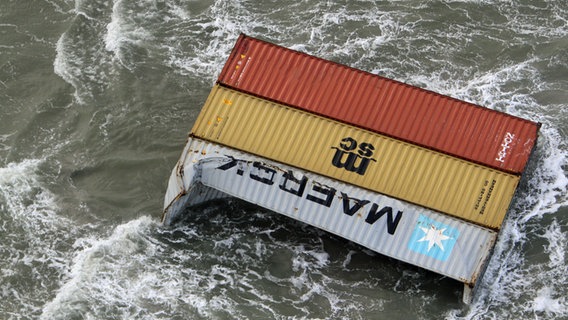 Demolierte Container treiben in der Nordsee. © picture alliance/Nlcg-Phcgn/Netherlands Coast Guard/dpa Foto: Nlcg-Phcgn