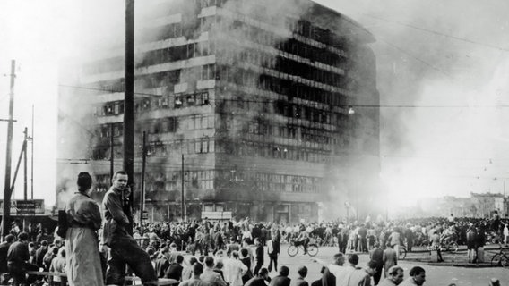 Aus dem brennenden Columbus-Haus, einem DDR-Verwaltungsgebäude am Potsdamer Platz in Berlin, dringt am 17. Juni 1953 Rauch nach draußen. © picture-alliance / akg-images 