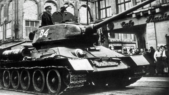 Ein sowjetische Panzer rollt während des Volksaufstandes in der DDR am 17. Juni 1953 durch Ostberlin. © picture alliance / akg-images 