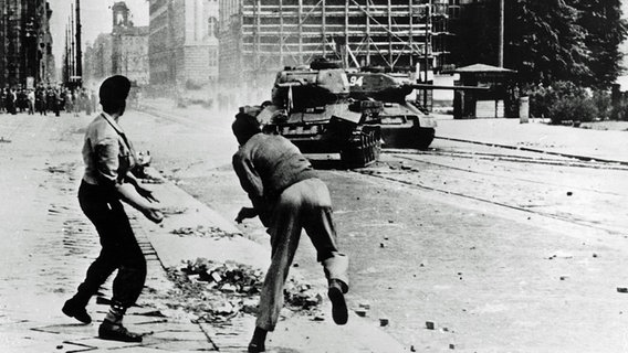 Jugendliche Demonstranten werfen am 17. Juni 1953 in Ostberlin Steine auf sowjetische Panzer. © picture-alliance / akg-images 