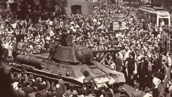 Ein sowjetischer Panzer steht am 17. Juni 1953 von Menschen umringt auf dem Holzmarkt in Jena. © picture-alliance / ZB 