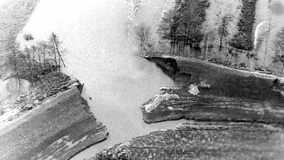 Deichbruchstelle an der Niederelbe im Raum Drochtersen nach der Sturmflut am 3. Januar 1976 © dpa/picture alliance 