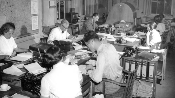 Mitarbeiter in der Hamburger dpa-Zentralredaktion 1956 © dpa 