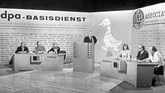 Die dpa gegen die Associated Press (AP) beim politischen Quiz "Ente gut - alles gut" in der ARD 1973. © dpa 