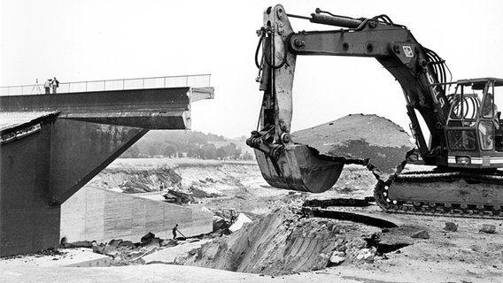 Reparaturarbeiten nach dem Dammbruch am Elbe-Seitenkanal 1976 © picture-alliance / dpa Foto: Lothar Heidtmann